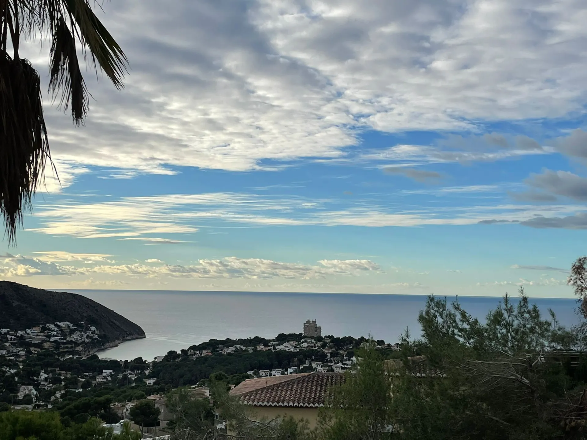 Nieuwbouwvilla met bouwvergunning en zeezicht in La Arnella, Moraira