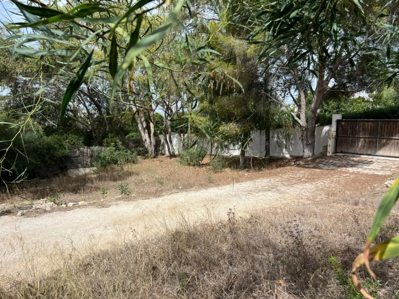 Ruim grondstuk te koop in La Arnella, Moraira