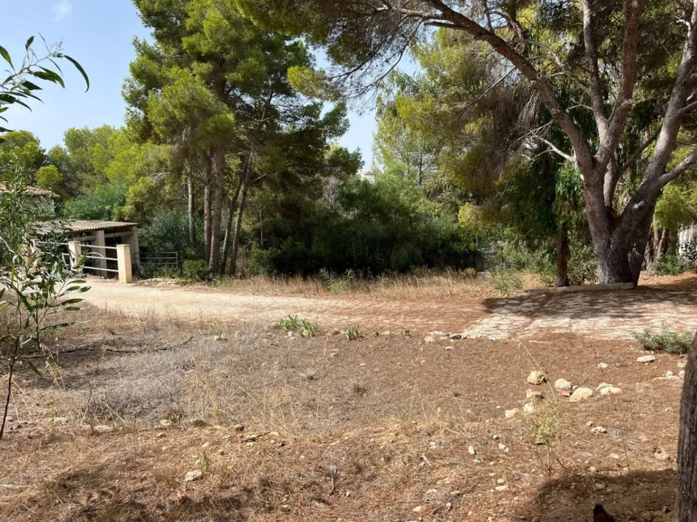 Ruim grondstuk te koop in La Arnella, Moraira