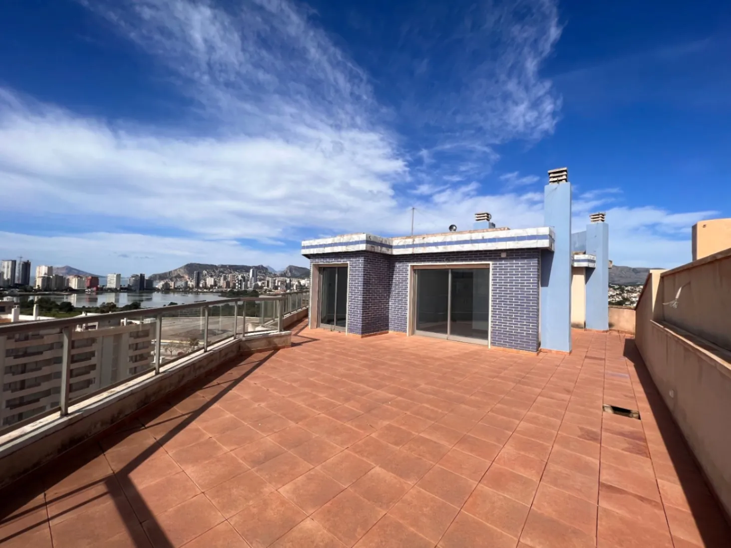 Duplex penthouse met zeezicht te koop in Playa De La Fossa, Calpe
