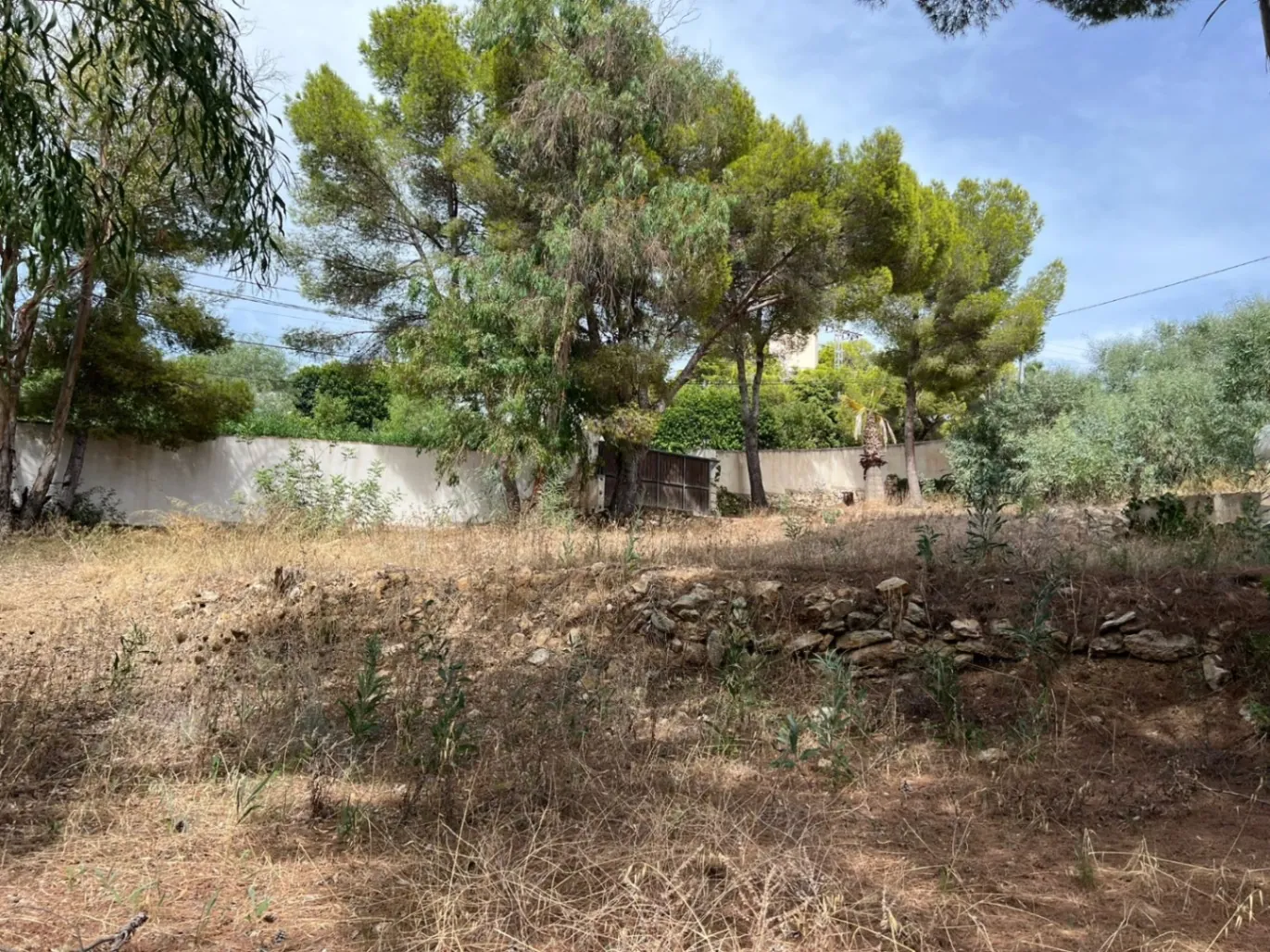 Ruim grondstuk te koop in La Arnella, Moraira