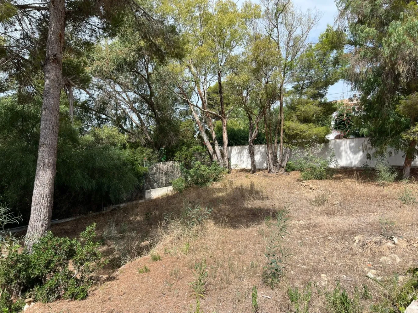Ruim grondstuk te koop in La Arnella, Moraira