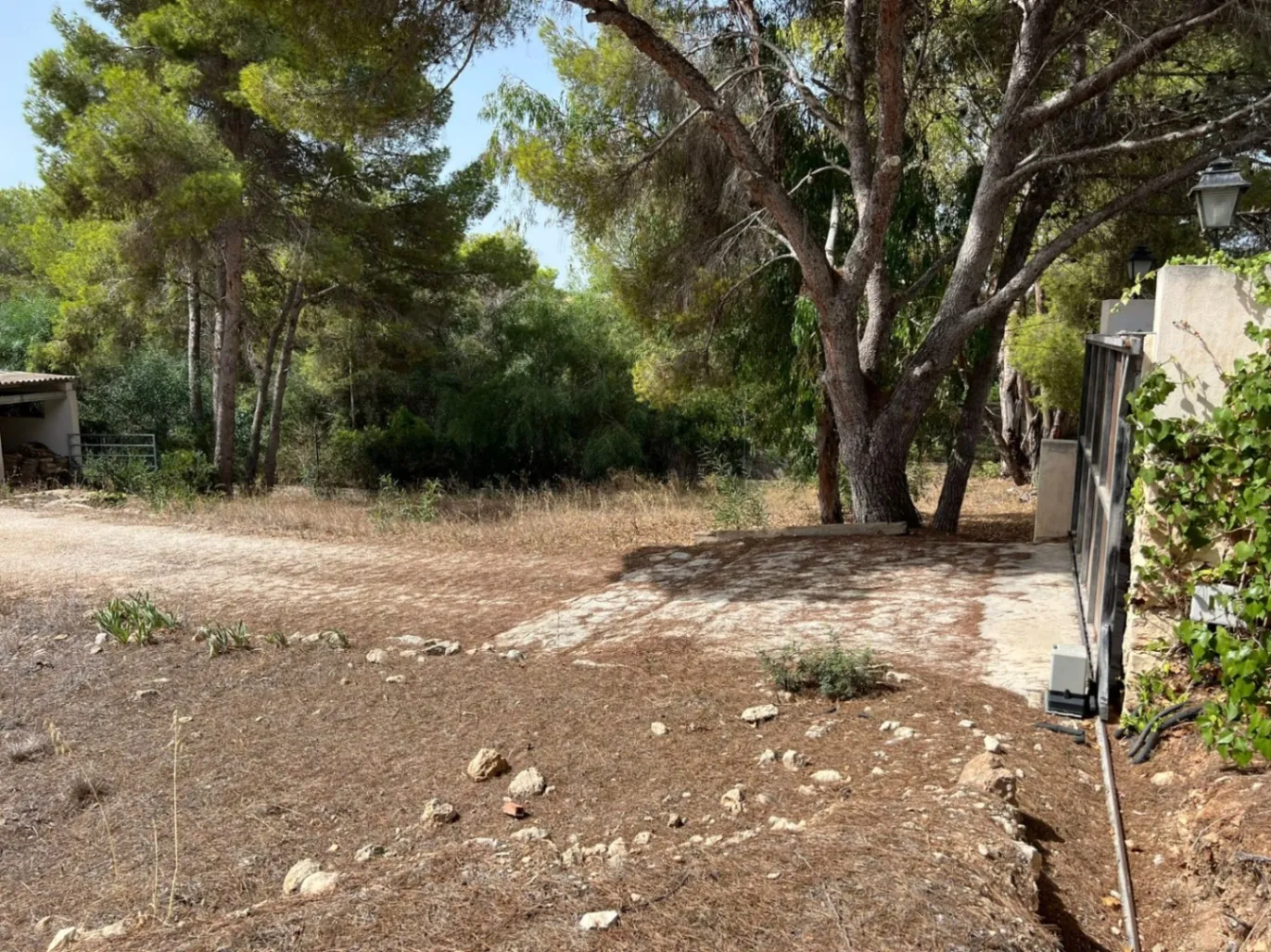 Ruim grondstuk te koop in La Arnella, Moraira
