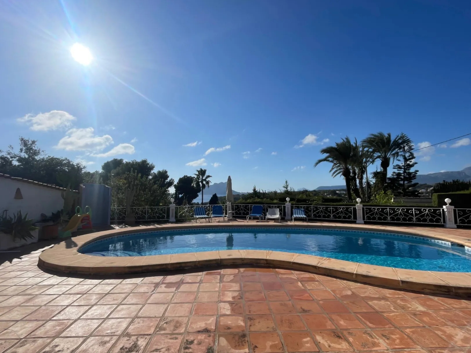 Gelijkvloerse villa te koop met prachtig zeezicht kortbij voorzieningen in San Jaime, Benissa