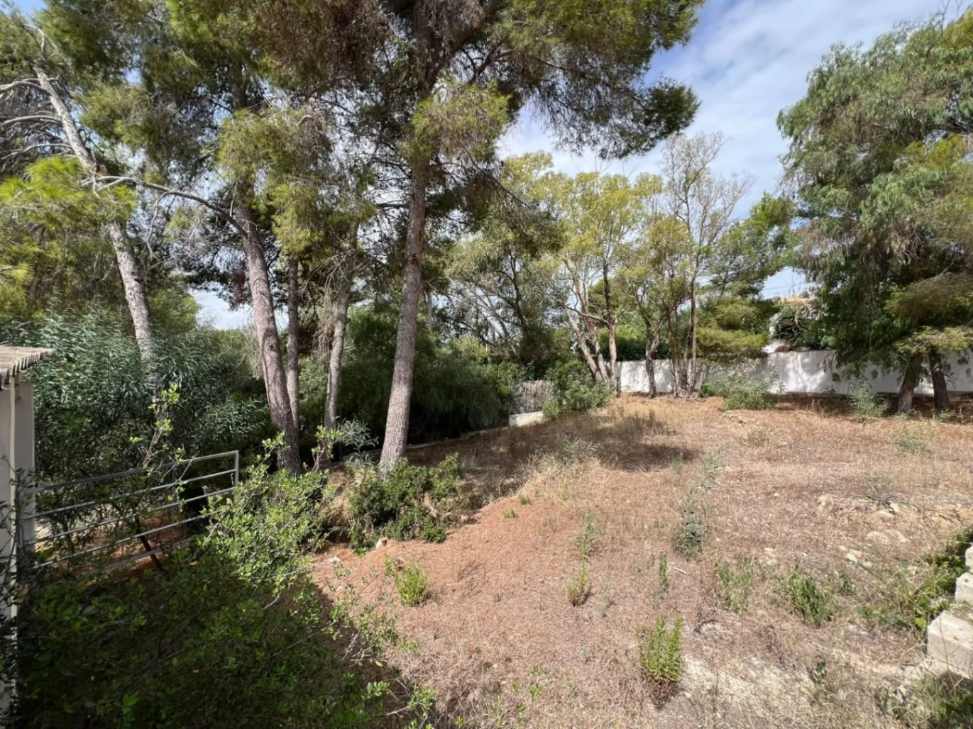 Ruim grondstuk te koop in La Arnella, Moraira