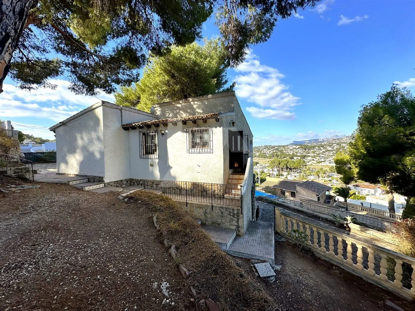 Villa te koop met zeezicht in Paichi, Moraira.