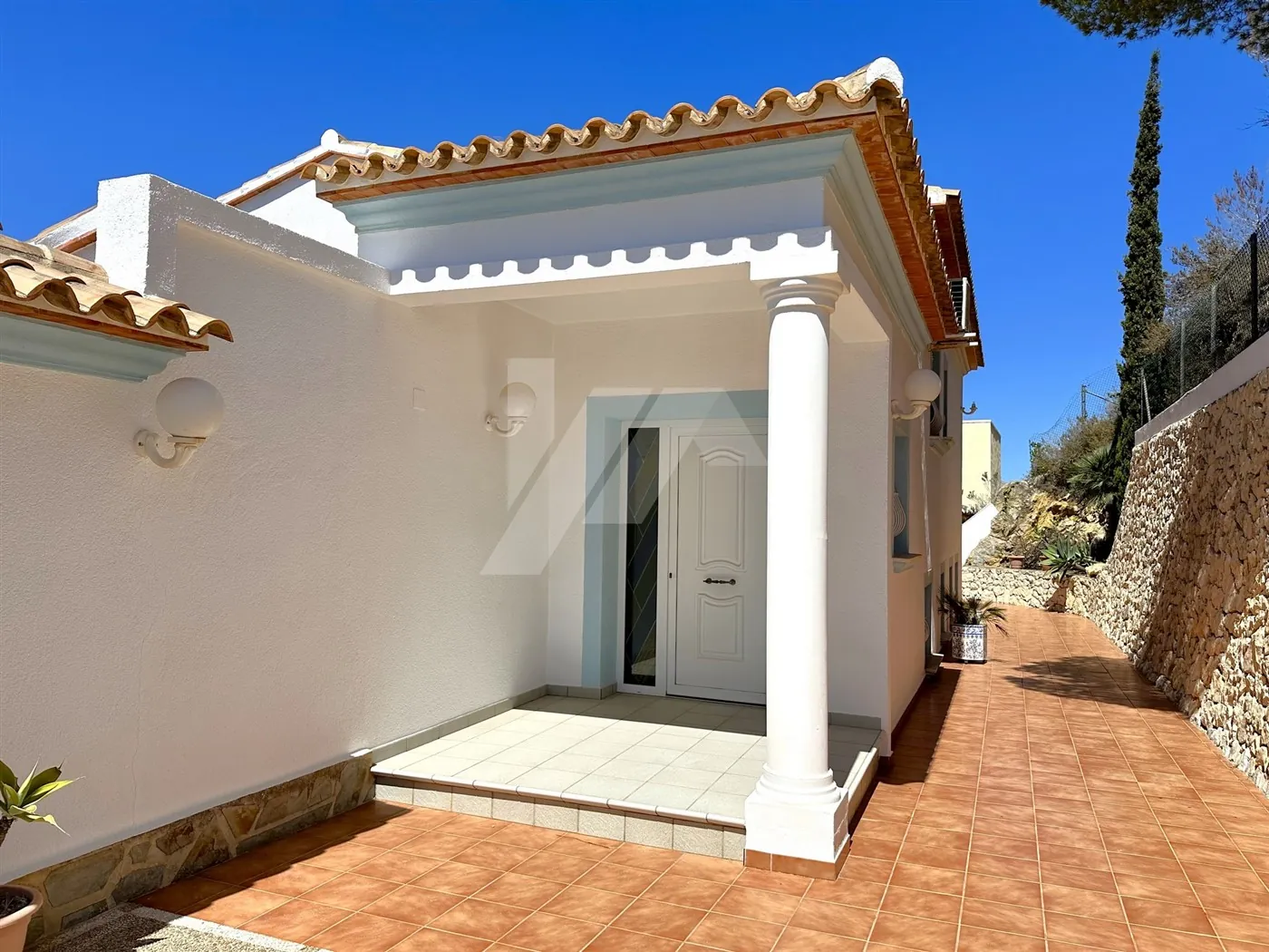 Uitzonderlijke villa te koop met uitzicht op zee in Moraira.
