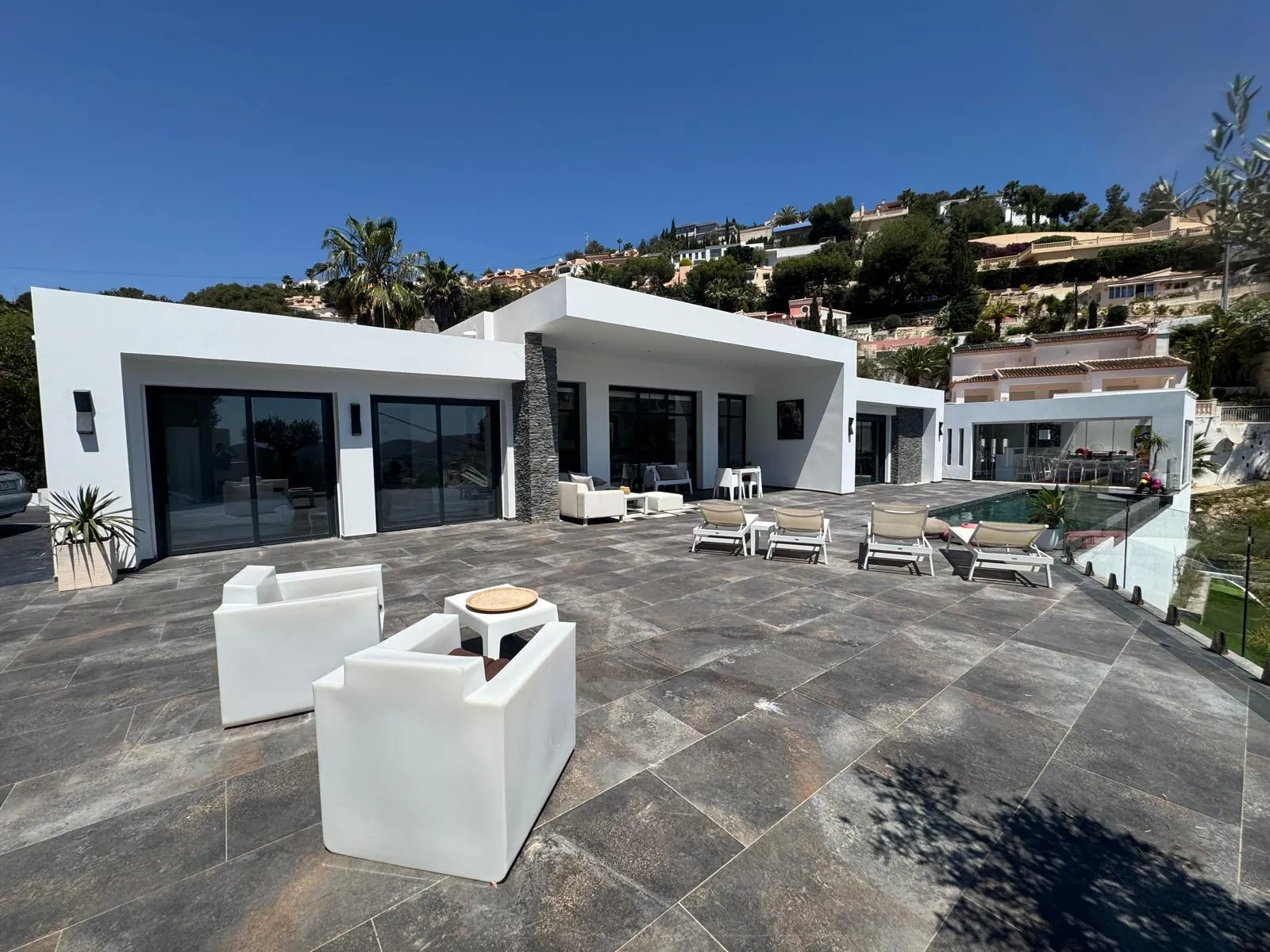Moderne, recent gebouwde villa met uitzicht op zee te koop in Benimeit, Moraira