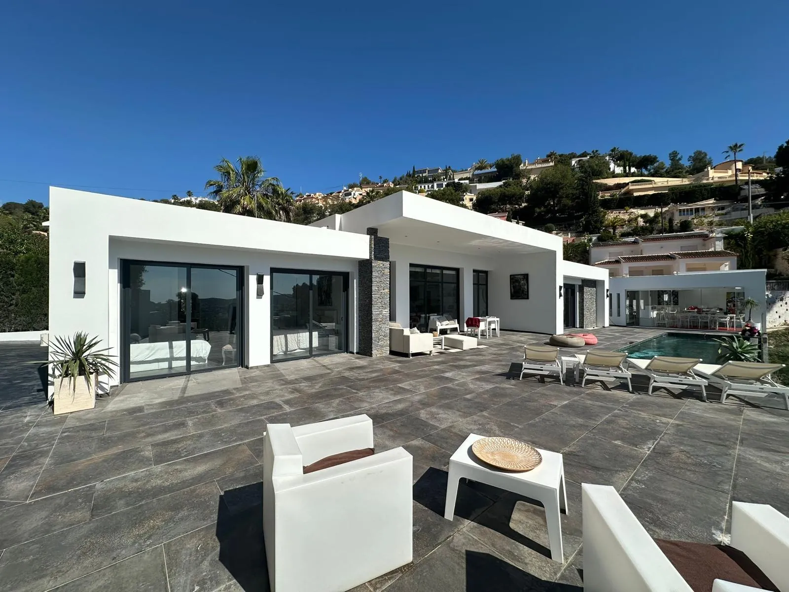 Moderne, recent gebouwde villa met uitzicht op zee te koop in Benimeit, Moraira