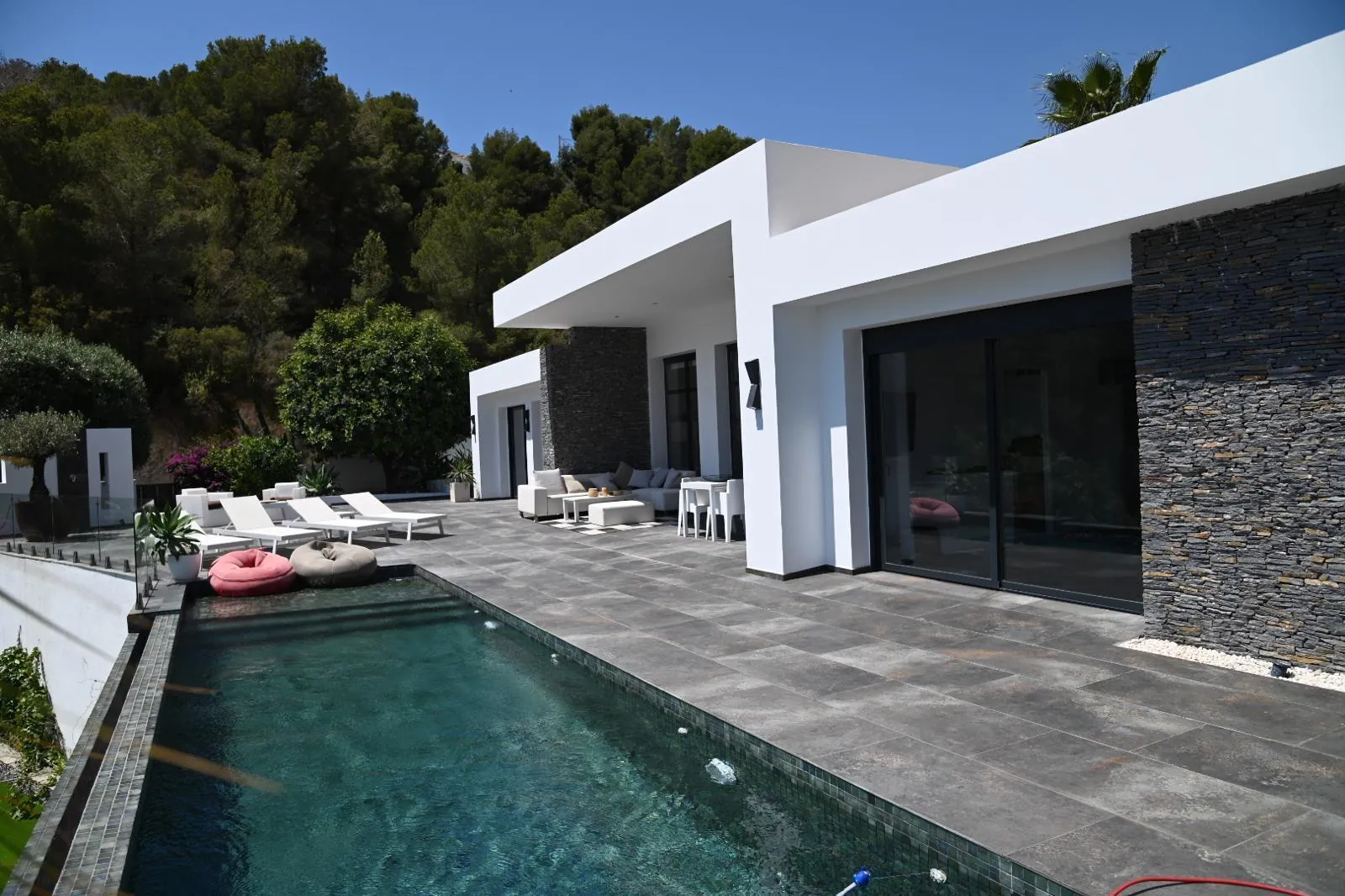Moderne, recent gebouwde villa met uitzicht op zee te koop in Benimeit, Moraira