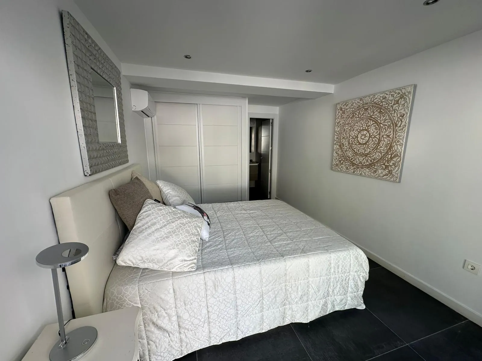 Moderne, recent gebouwde villa met uitzicht op zee te koop in Benimeit, Moraira