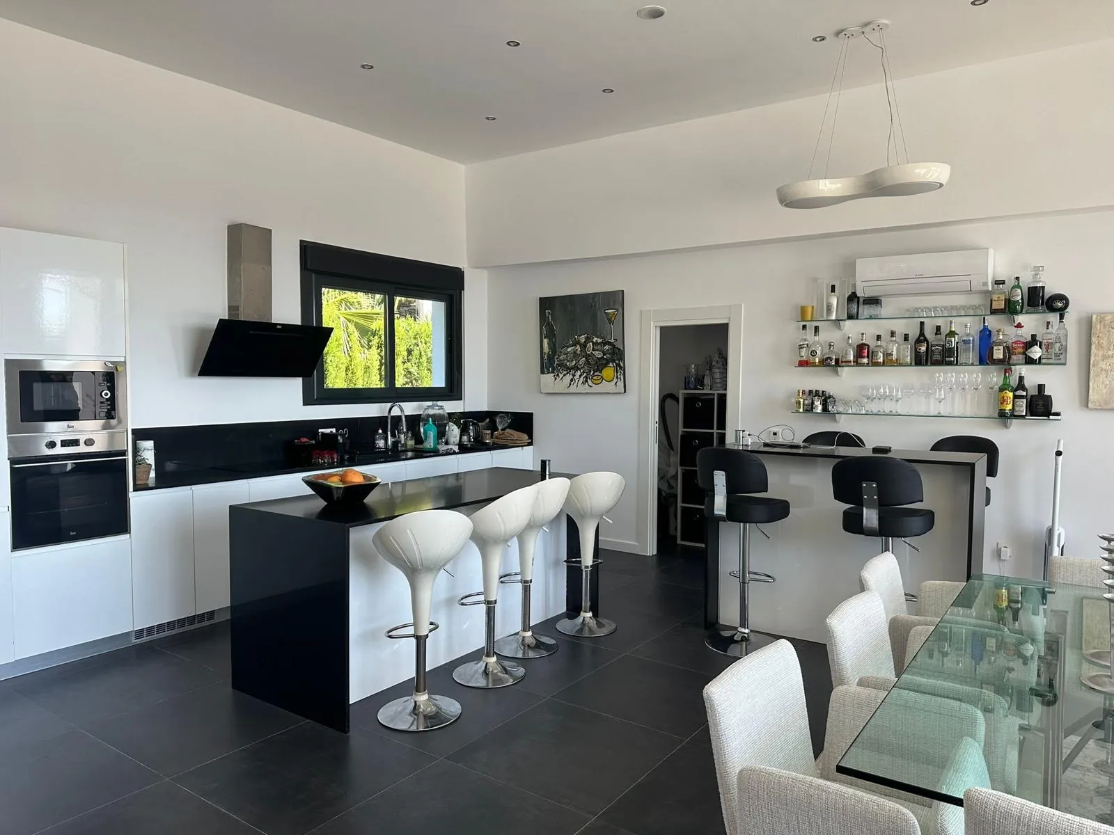 Moderne, recent gebouwde villa met uitzicht op zee te koop in Benimeit, Moraira