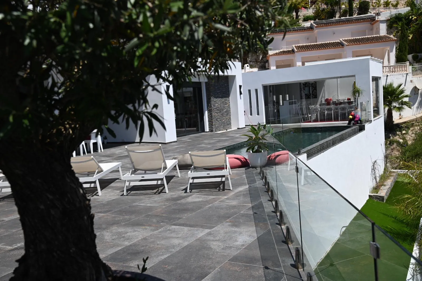 Moderne, recent gebouwde villa met uitzicht op zee te koop in Benimeit, Moraira