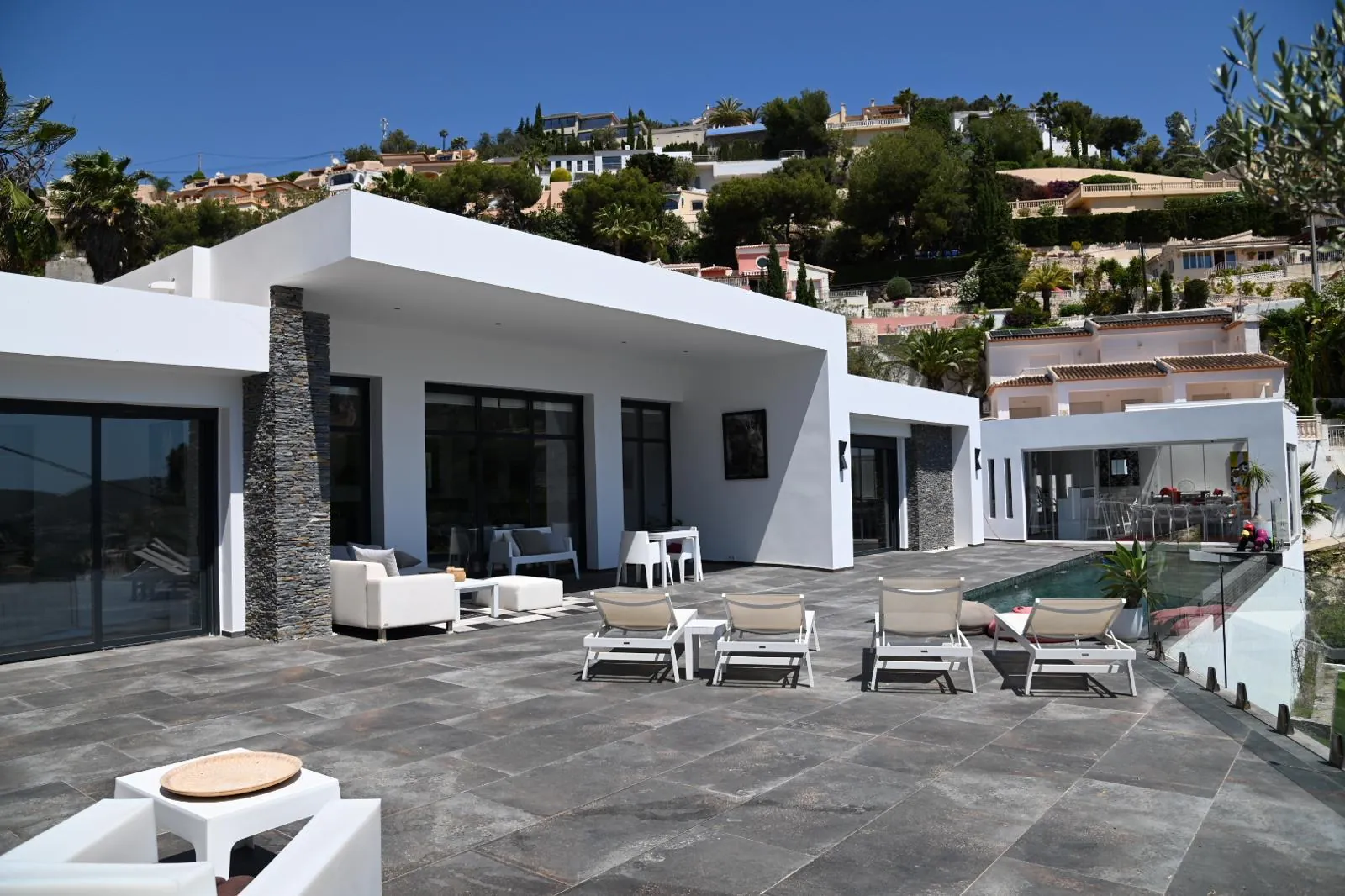 Moderne, recent gebouwde villa met uitzicht op zee te koop in Benimeit, Moraira
