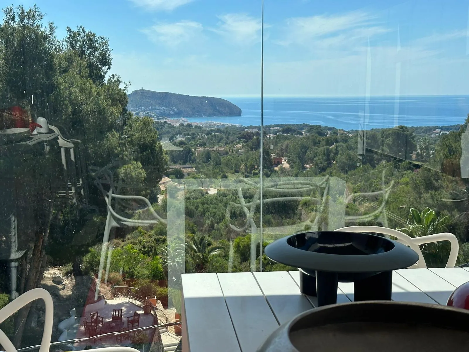 Moderne, recent gebouwde villa met uitzicht op zee te koop in Benimeit, Moraira