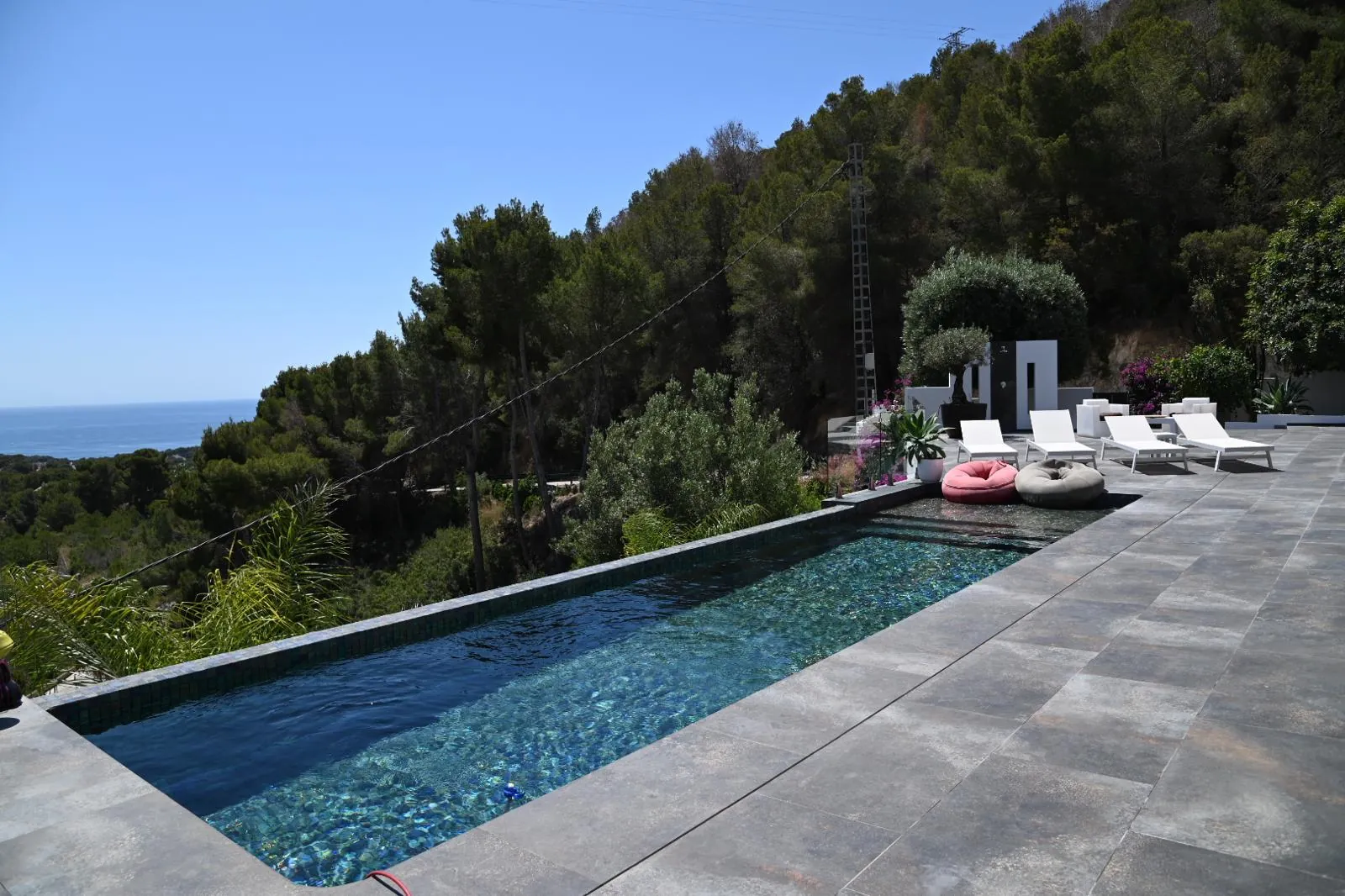 Moderne, recent gebouwde villa met uitzicht op zee te koop in Benimeit, Moraira