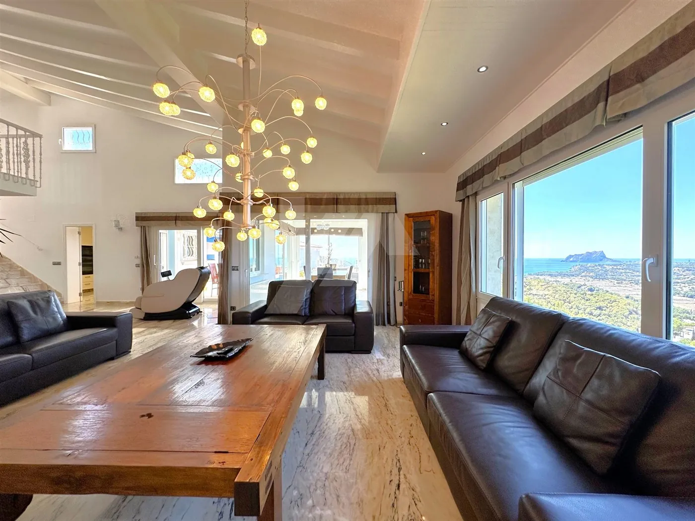 Uitzonderlijke villa te koop met uitzicht op zee in Moraira.