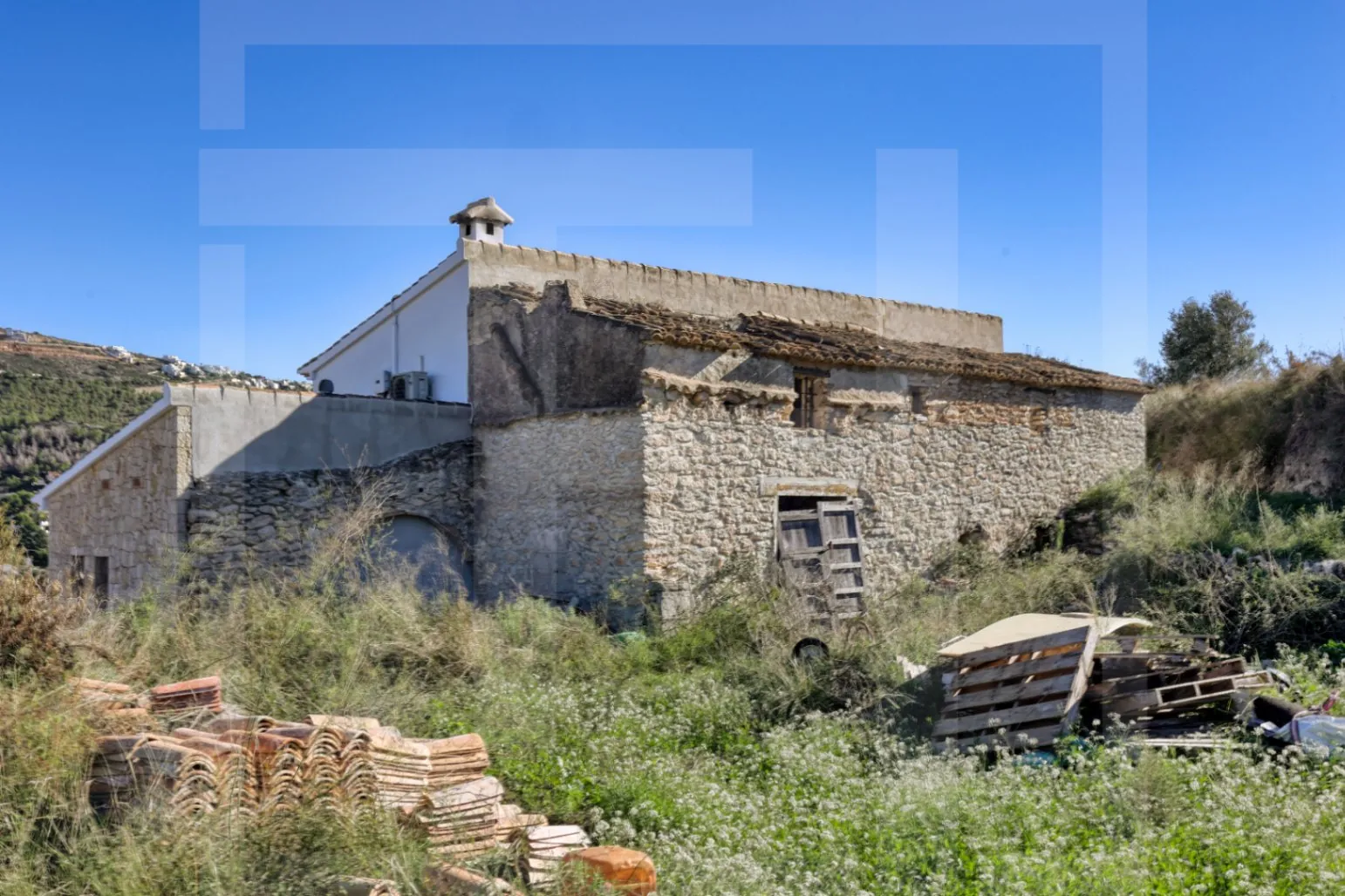 Plattelandswoning met verbouwproject, zwembad en vergunning – Moraira