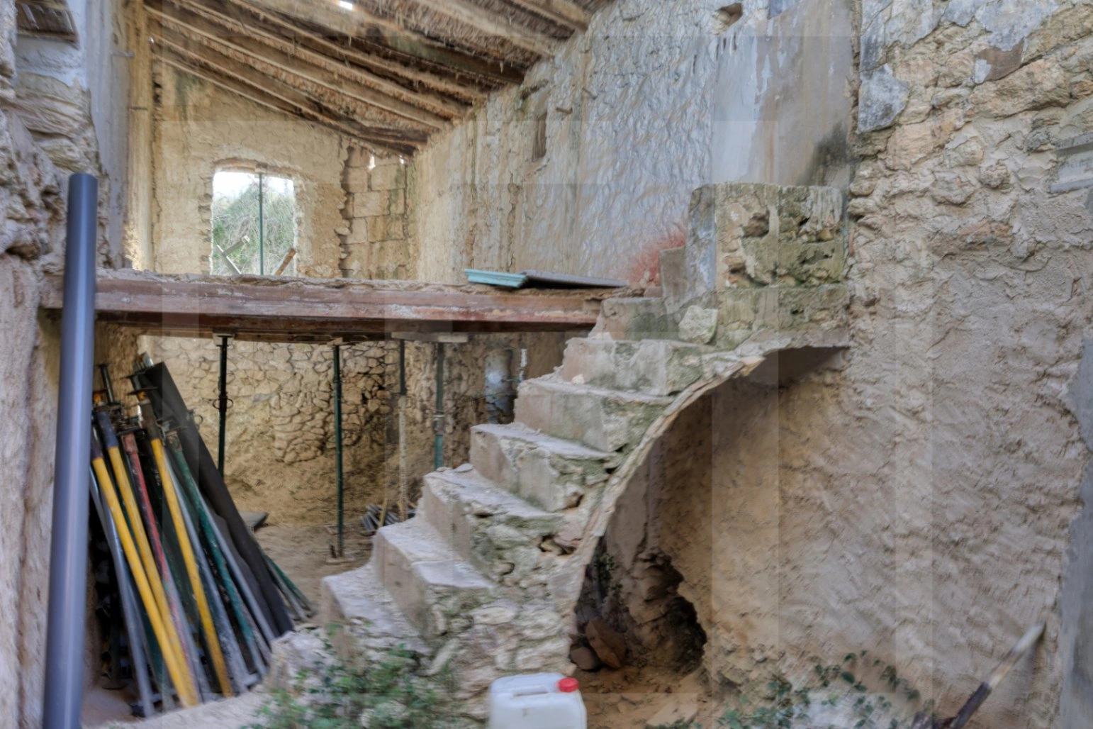 Plattelandswoning met verbouwproject, zwembad en vergunning – Moraira