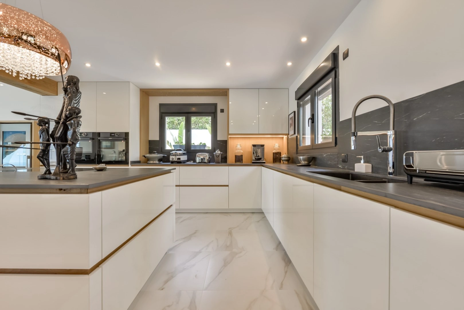 VILLA MET EERSTELIJNS ZEEZICHT