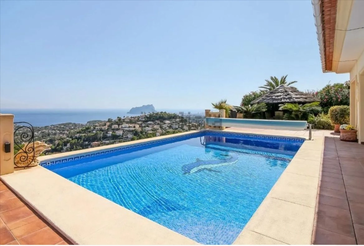Luxe villa in klassieke stijl in Moraira met Zeesicht