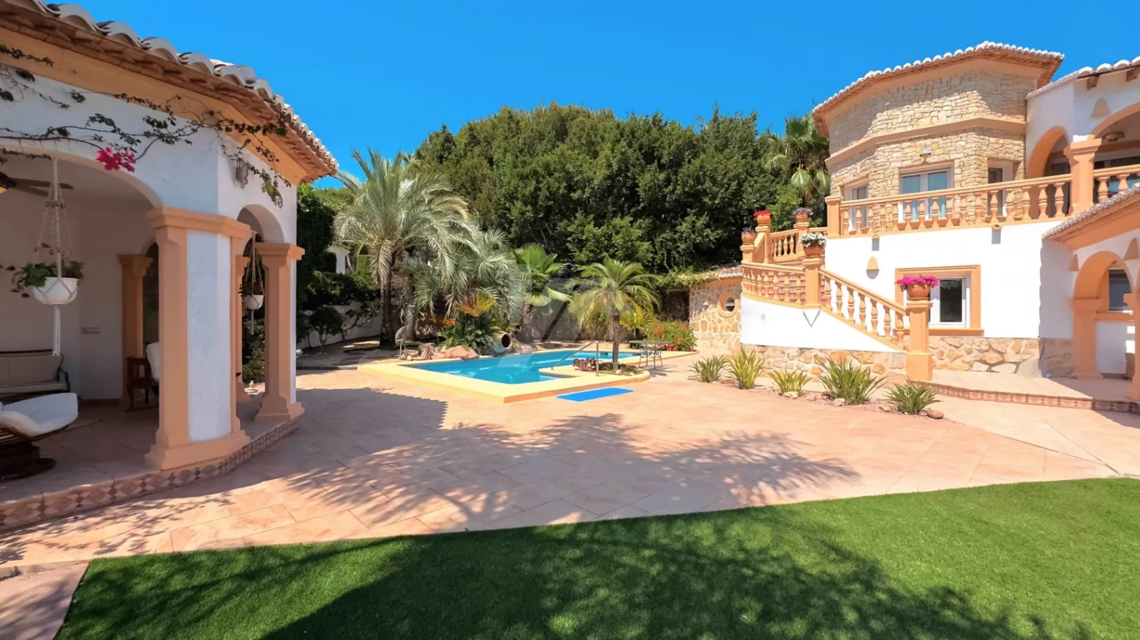 Luxe villa te koop in Moraira met zeezicht.
