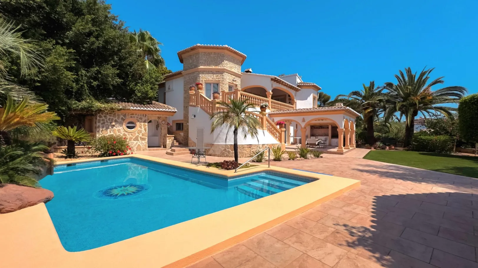 Luxe villa te koop in Moraira met zeezicht.