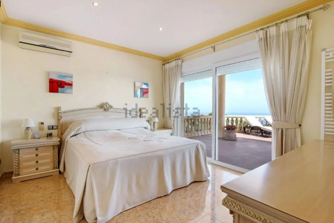 Luxe villa in klassieke stijl in Moraira met Zeesicht