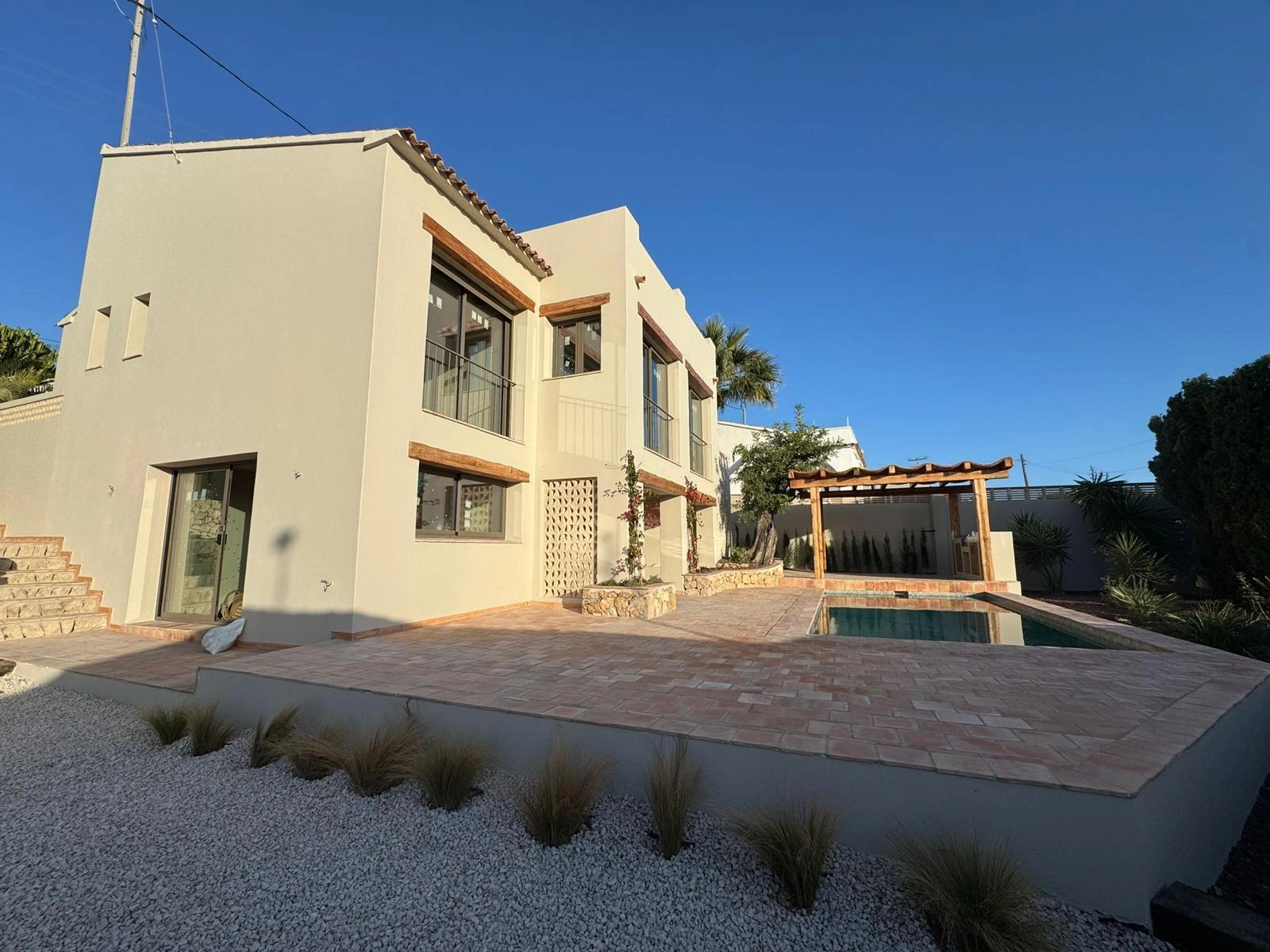 Ibizastijl villa te koop op loopafstand van La Fustera, Benissa