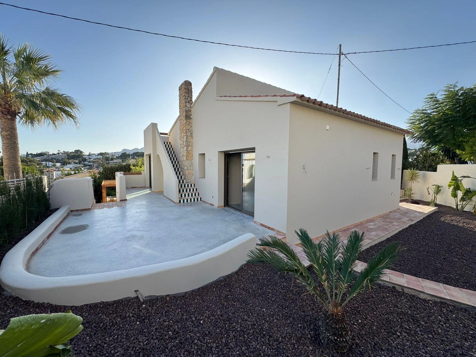 Ibizastijl villa te koop op loopafstand van La Fustera, Benissa
