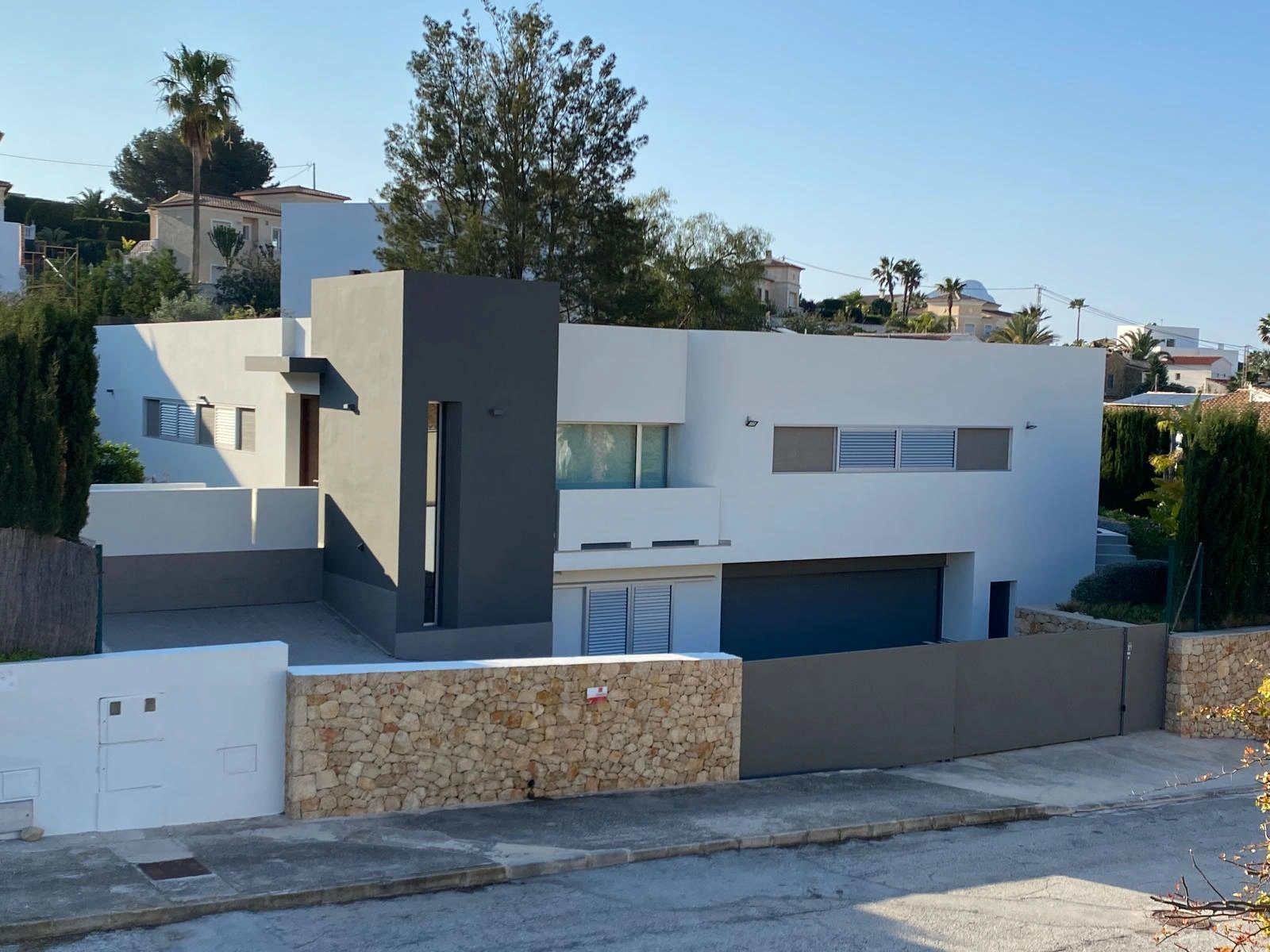Moderne villa met garage te koop op loopafstand van La Fustera, Benissa