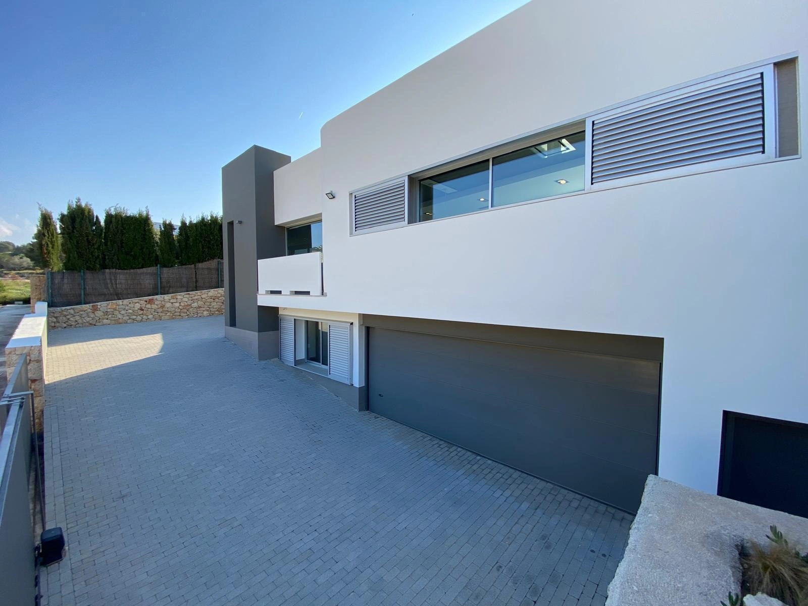 Moderne villa met garage te koop op loopafstand van La Fustera, Benissa