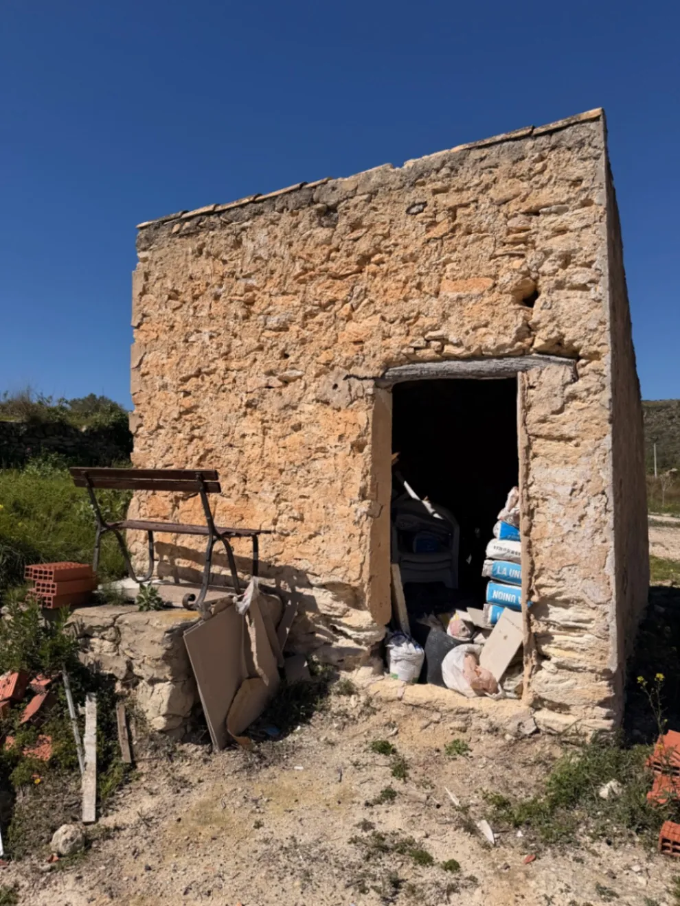 Rustiek grondstuk met zeezicht te koop in Los Molinos, Benitachell