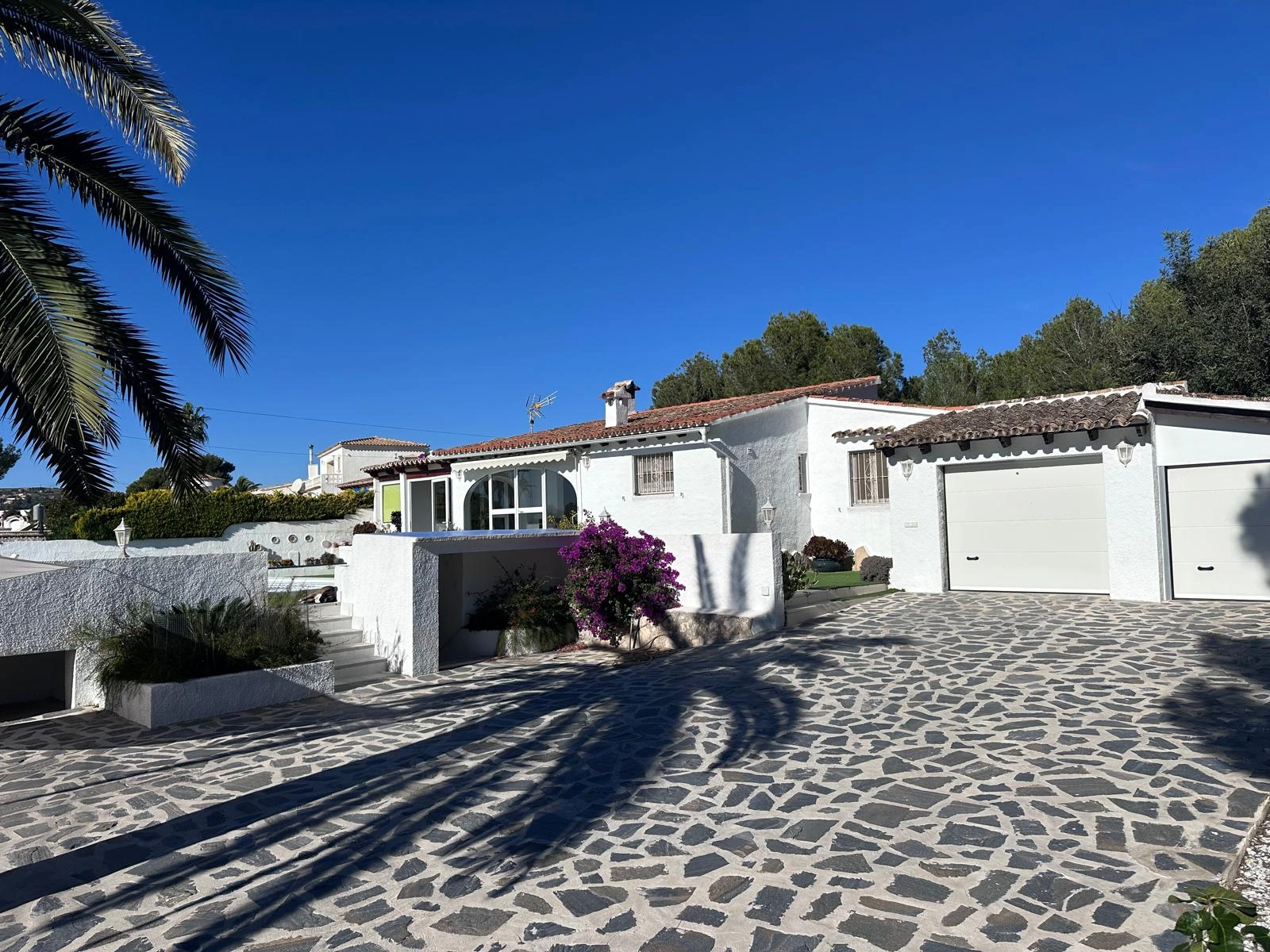 Gelijkvloerse villa met uitzicht op zee te koop in La Sabatera, Moraira