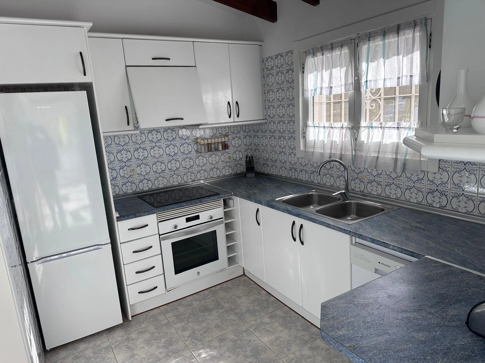 Gelijkvloerse villa met uitzicht op zee te koop in La Sabatera, Moraira