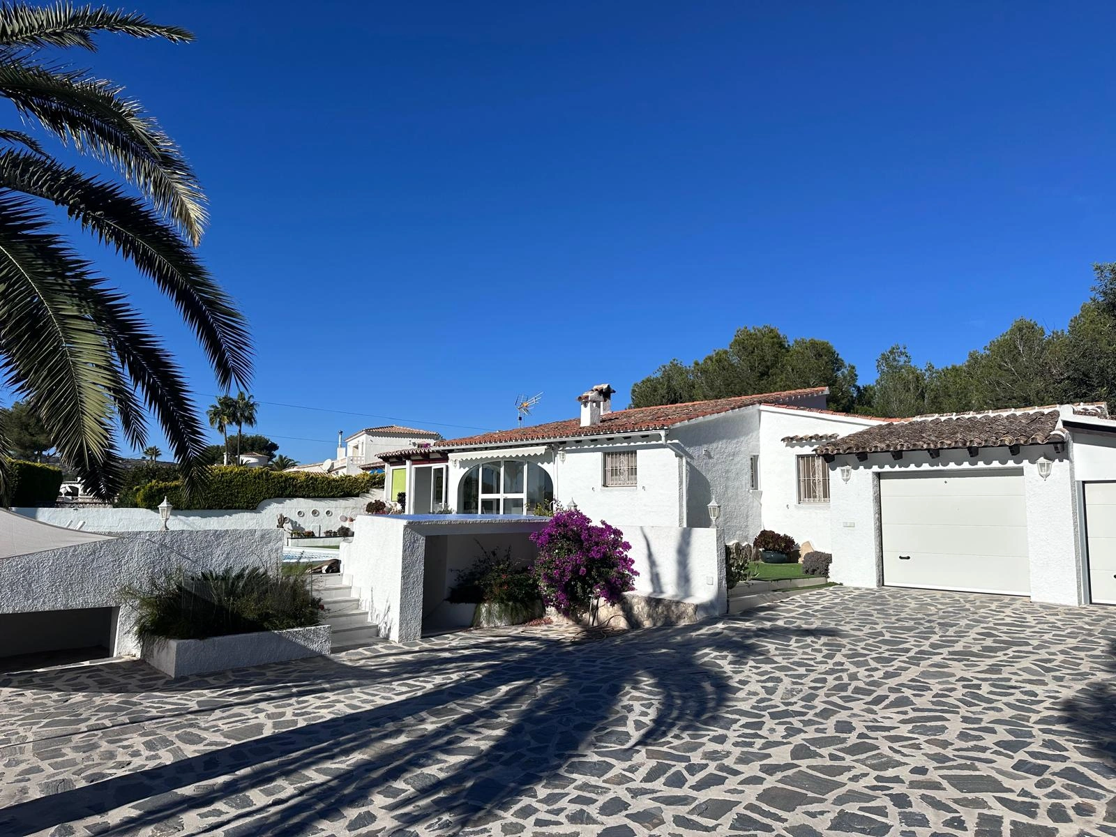 Gelijkvloerse villa met uitzicht op zee te koop in La Sabatera, Moraira
