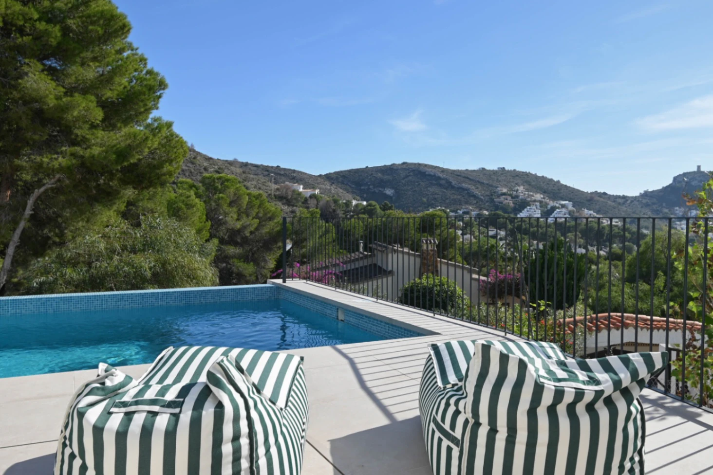 Sleutelklare mediterrane stijl villa met zeezicht te koop in El Portet, Moraira