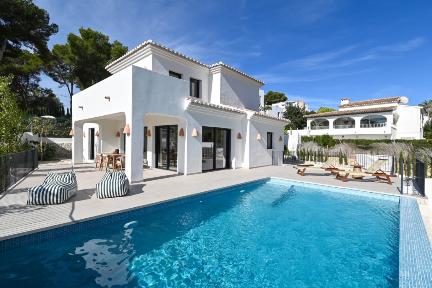Sleutelklare mediterrane stijl villa met zeezicht te koop in El Portet, Moraira