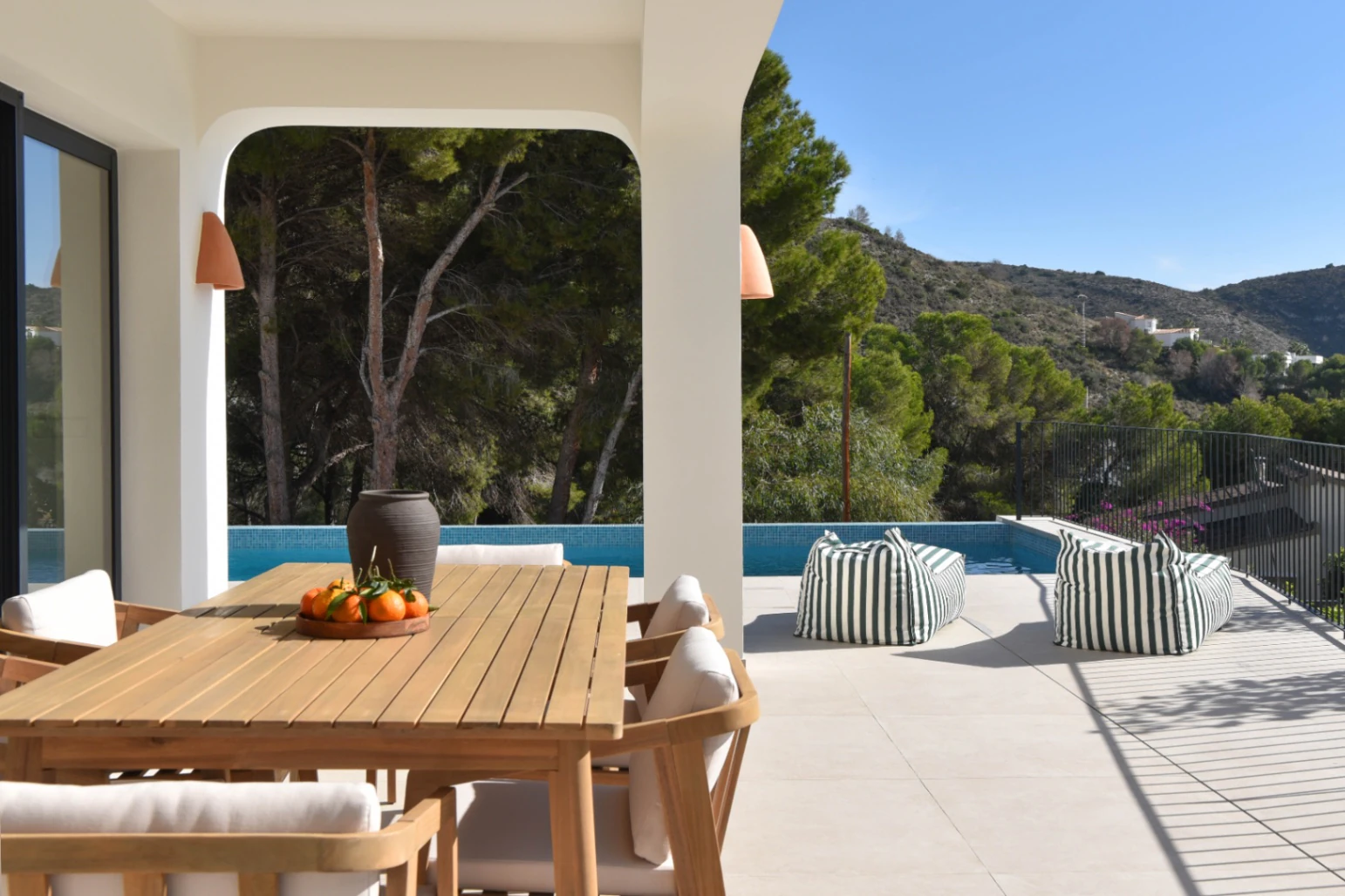 Sleutelklare mediterrane stijl villa met zeezicht te koop in El Portet, Moraira