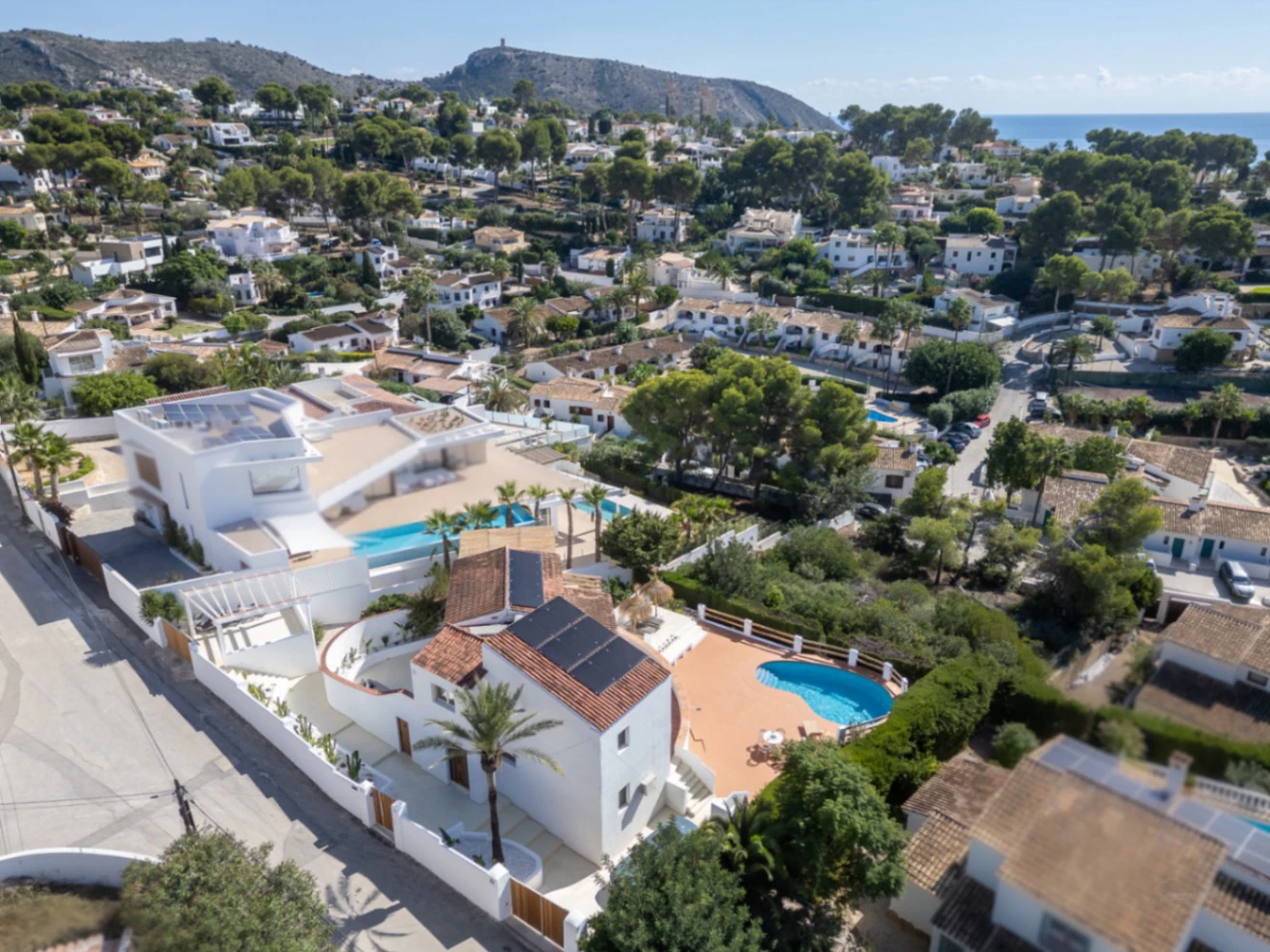 Zuidgerichte Villa met Zeezicht Te Koop op Loopafstand van het Centrum van Moraira