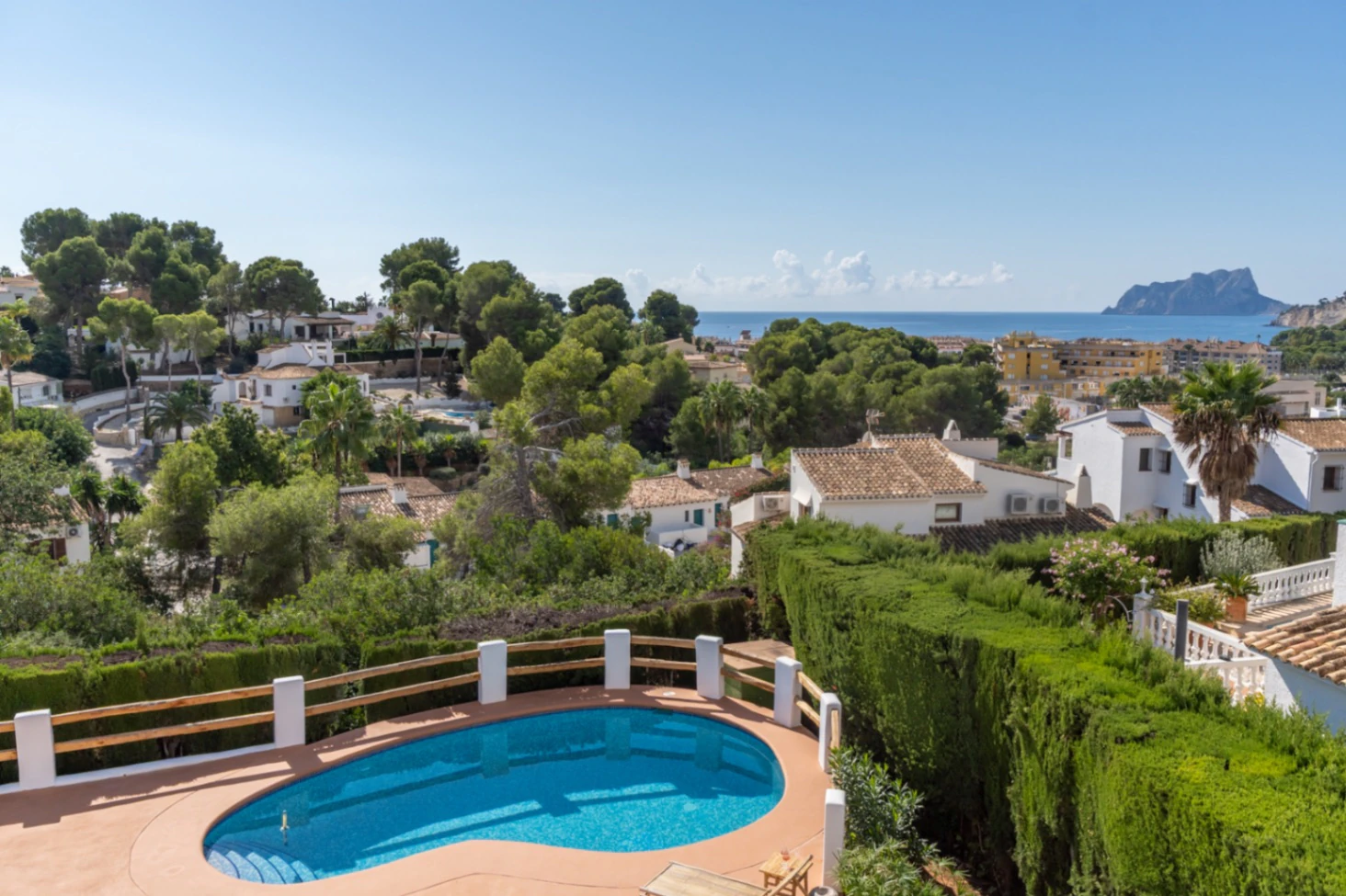 Zuidgerichte Villa met Zeezicht Te Koop op Loopafstand van het Centrum van Moraira