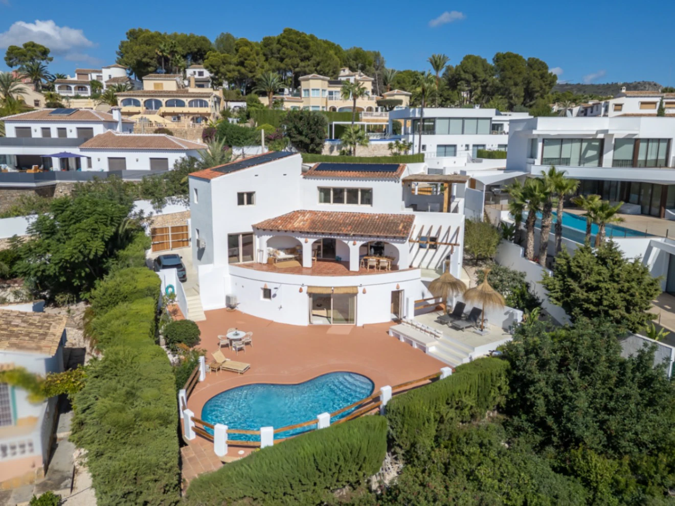 Zuidgerichte Villa met Zeezicht Te Koop op Loopafstand van het Centrum van Moraira