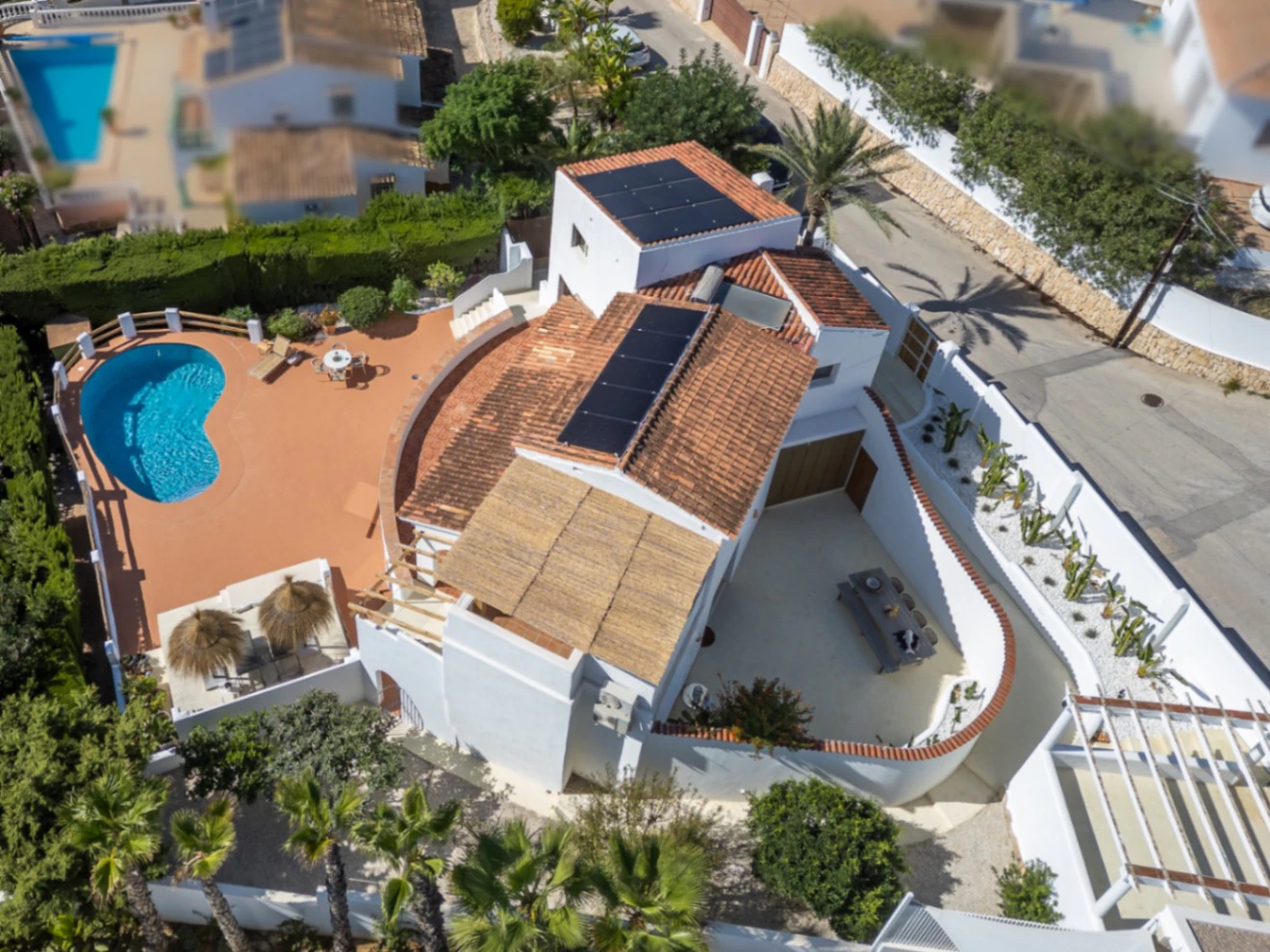 Zuidgerichte Villa met Zeezicht Te Koop op Loopafstand van het Centrum van Moraira