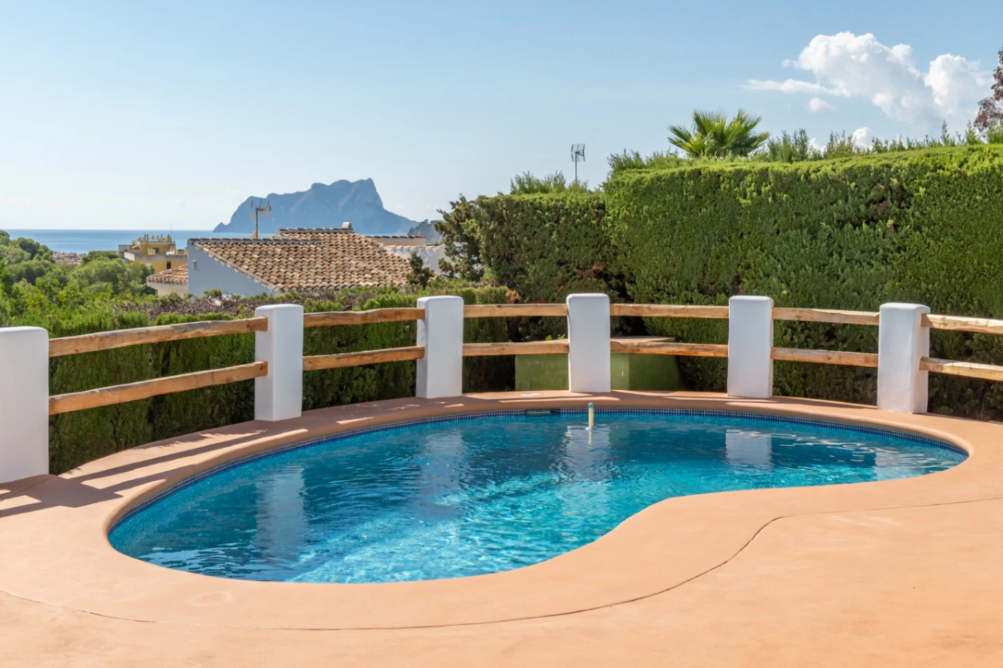 Zuidgerichte Villa met Zeezicht Te Koop op Loopafstand van het Centrum van Moraira