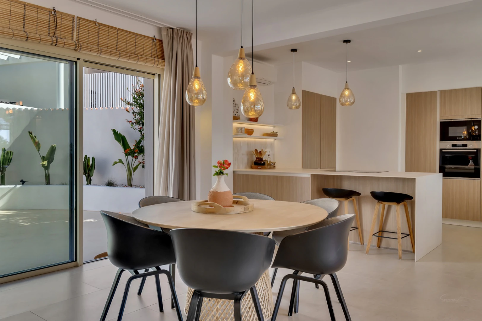 Zuidgerichte Villa met Zeezicht Te Koop op Loopafstand van het Centrum van Moraira