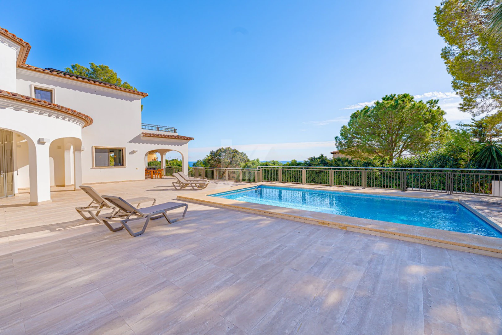 Luxe villa op de tweede lijn te koop in Moraira, met uitzicht op zee.