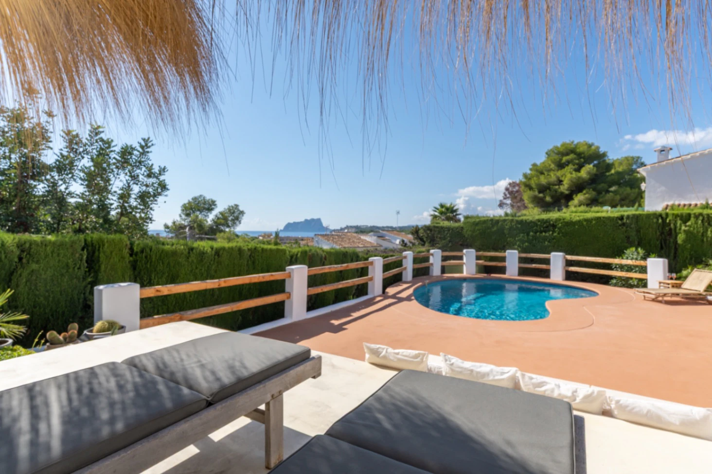 Zuidgerichte Villa met Zeezicht Te Koop op Loopafstand van het Centrum van Moraira
