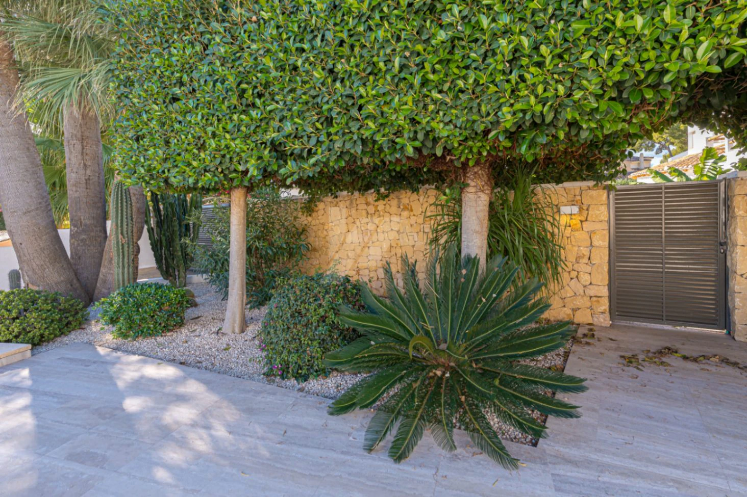 Luxe villa op de tweede lijn te koop in Moraira, met uitzicht op zee.