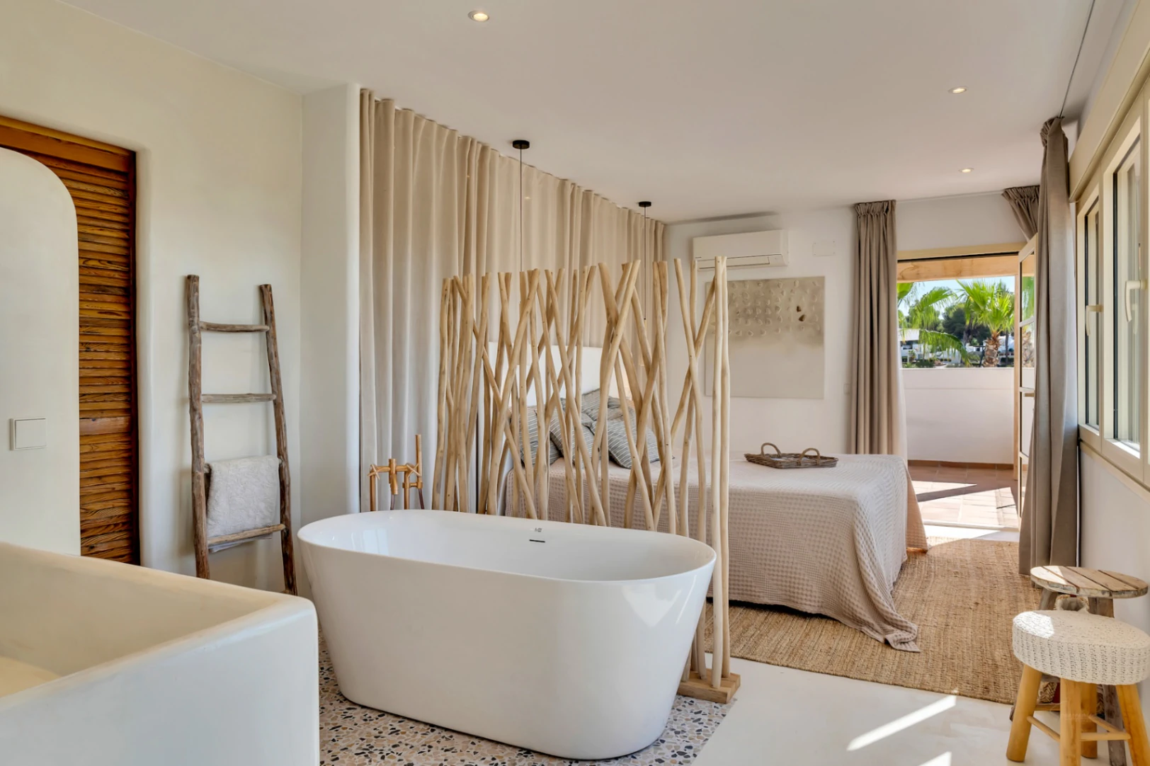 Zuidgerichte Villa met Zeezicht Te Koop op Loopafstand van het Centrum van Moraira