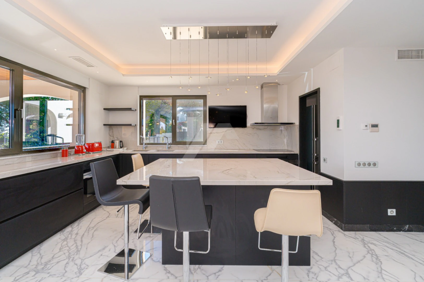 Luxe villa op de tweede lijn te koop in Moraira, met uitzicht op zee.